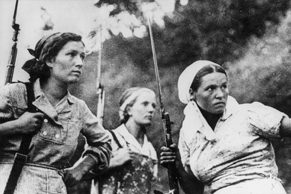Советские женщины на полях вов. За четыре военных года высшей награды страны были удостоены девять десятков женщин, защищавших родину с оружием в руках